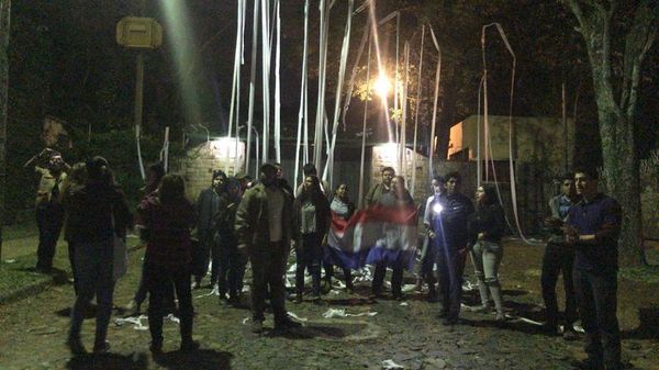 Repudian a “vendepatrias” frente al domicilio de Abdo - Nacionales - ABC Color