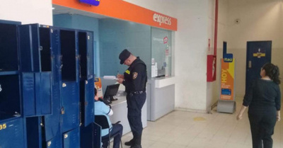De peli: encapuchados asaltan local bancario