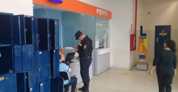 De peli: encapuchados asaltan local bancario