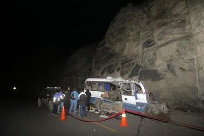 Choque de un minibús deja al menos 19 muertos