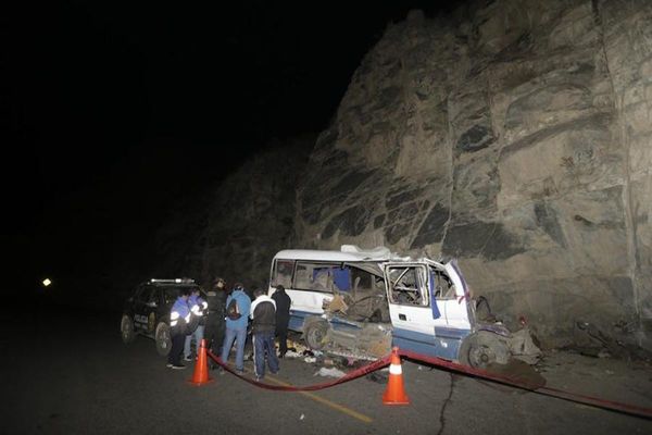 Choque de un minibús deja al menos 19 muertos
