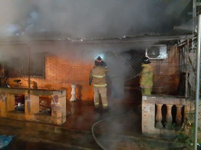 Fuego consumió completamente una vivienda en Itauguá - Nacionales - ABC Color