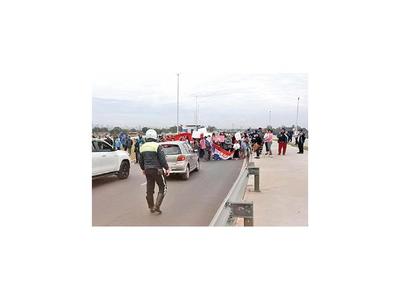Bañadenses cierran Costanera Norte en reclamo de viviendas