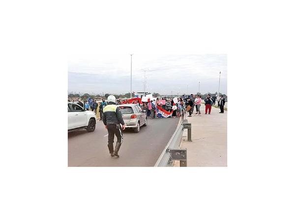 Bañadenses cierran Costanera Norte en reclamo de viviendas