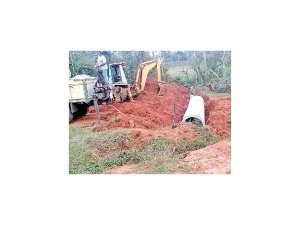 Tras reclamos, construyen dos puentes en Yasy Cañy