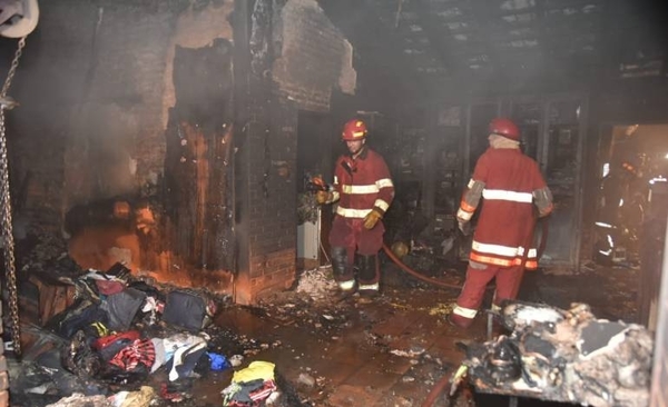 HOY / Incendio consumió pequeño taller de confecciones