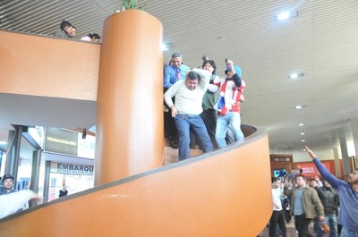 Prieto anuncia que no acatará orden judicial que dispone devolver la terminal a empresa