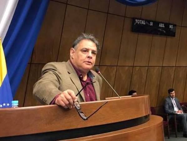 Para Hugo Richer, crisis política beneficia al Brasil