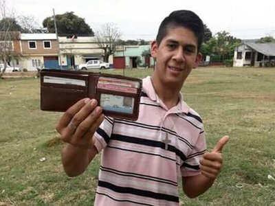 Humilde cuidador de baños devolvió billetera y se ganó todos los aplausos