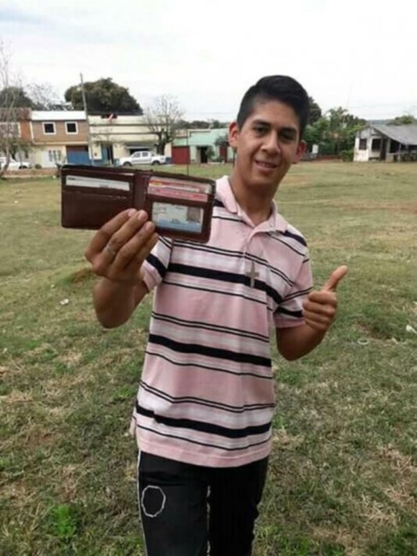 Humilde cuidador de baños devolvió billetera y se ganó todos los aplausos