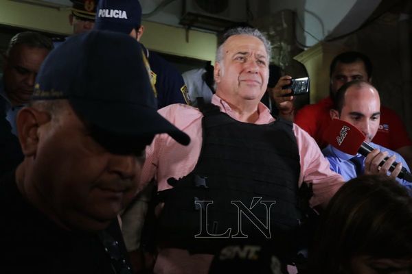 Juez decide si Óscar González Daher y su hijo siguen en prisión