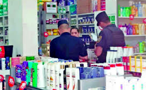 Travestís roban cosméticos