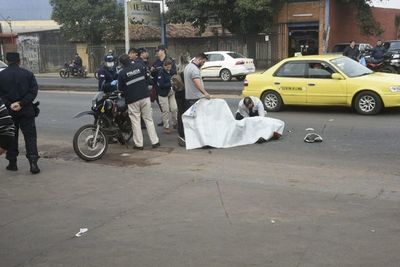 Un motociclista falleció tras aparente maniobra imprudente sobre Acceso Sur - Nacionales - ABC Color