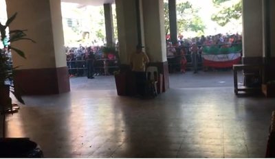 Un numeroso grupo de ciudadanos cierra la avenida Colón - Nacionales - ABC Color
