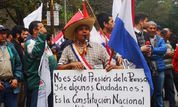 Manifestantes celebran renuncia de autoridades