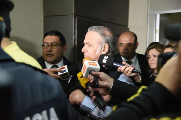 González Daher y su hijo inician camino para volver a sus casas - Nacionales - ABC Color