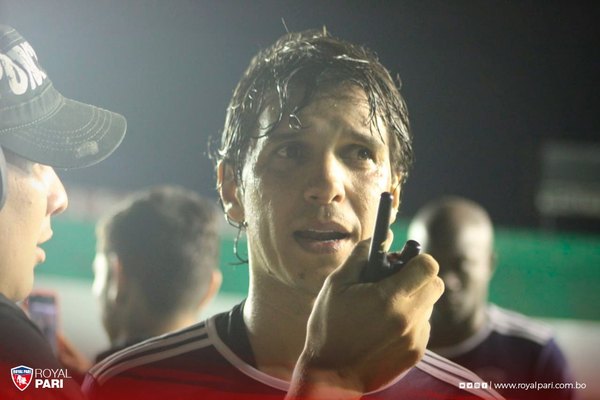 Zeballos marcó un gol con 'blooper' incluido