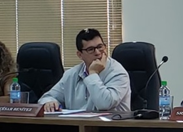 Concejal retorna a su banca luego de “tour amoroso”