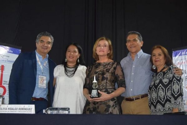Berta Rojas recibió “Guitarra de Plata” como homenaje a su trayectoria
