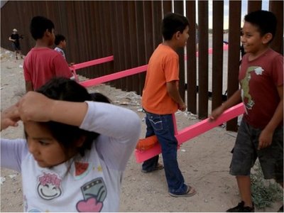 México y EEUU: Colocan sube y baja que traspasa fronteras