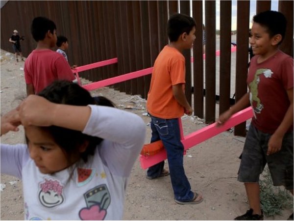México y EEUU: Colocan sube y baja que traspasa fronteras