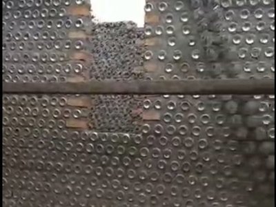 Casa hecha de latas y botellas de cerveza es toda una sensación