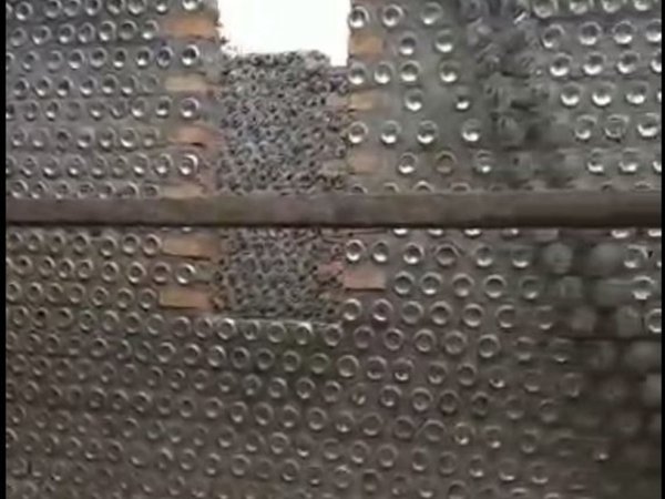 Casa hecha de latas y botellas de cerveza es toda una sensación