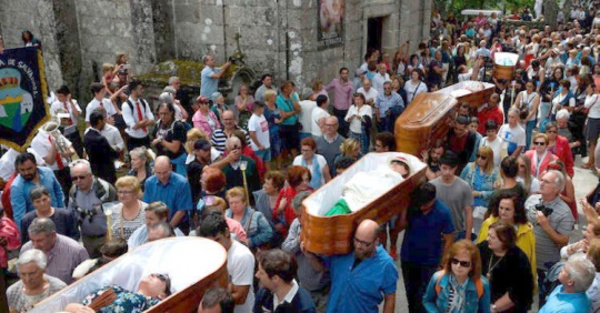 Desafiaron a la muerte desfilando en ataúdes