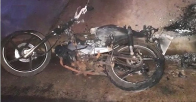 Le robaron la moto y luego la quemaron