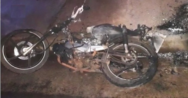Le robaron la moto y luego la quemaron