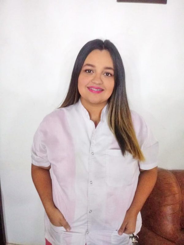 Joven acerca la belleza al hogar