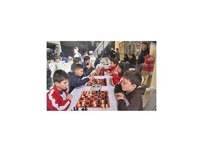 120 estudiantes en torneo de ajedrez por el Día de la Amistad