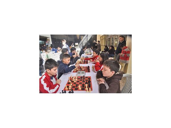 120 estudiantes en torneo de ajedrez por el Día de la Amistad