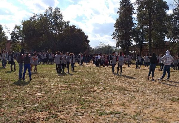Gobernación de Central amenaza con cancelar becas a estudiantes - Interior - ABC Color