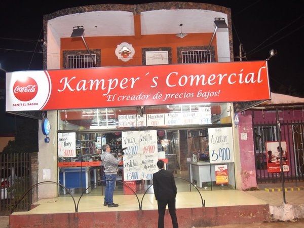 Delincuentes armados asaltan un local comercial en Loma Pytã