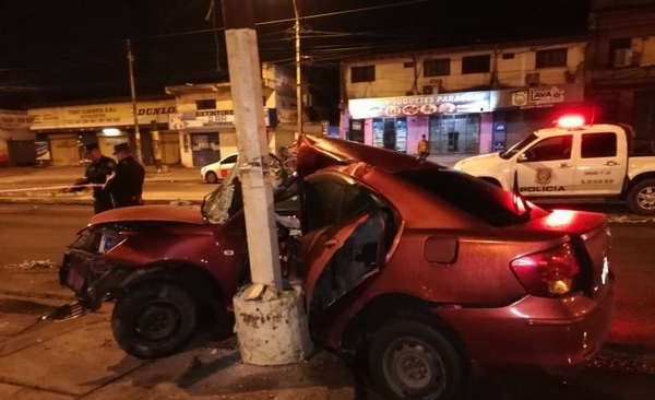 HOY / Vehículo se incrusta contra columna: conductor está grave