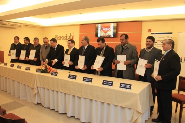 Tributación firmó convenio de cooperación con ocho municipios de Central | .::Agencia IP::.