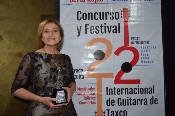Berta Rojas es galardonada con “Guitarra de Plata”