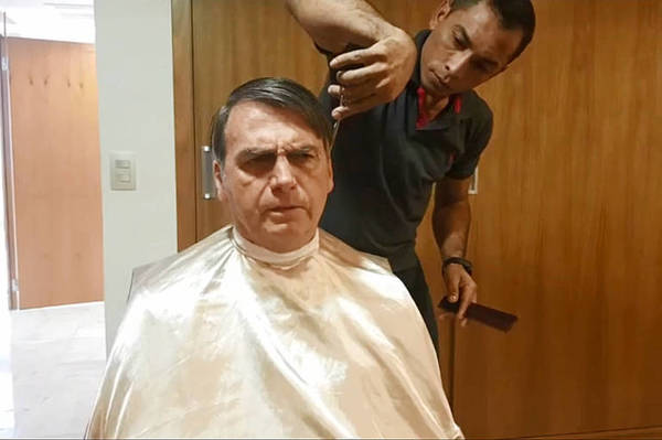 Bolsonaro plantó a canciller francés para cortarse el cabello - ADN Paraguayo