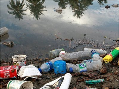 Nano imanes descomponen los microplásticos que contaminan el agua