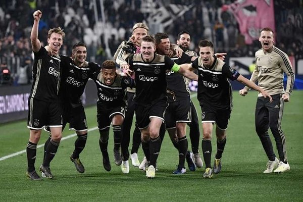 Histórico: Ajax equipara sueldos de futbolistas hombres y mujeres