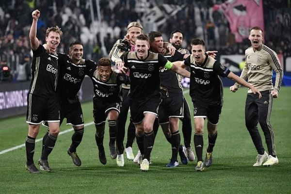 Histórico: Ajax equipara sueldos de futbolistas hombres y mujeres