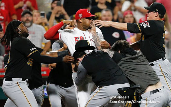 ▶ | Batalla campal durante un partido de baseball en Estados Unidos