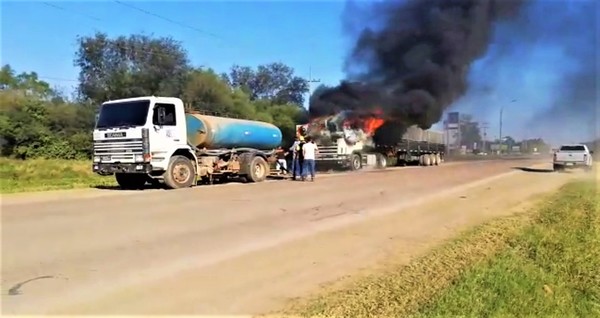 Se incendió un camión de gran porte en plena ruta de Loma Plata