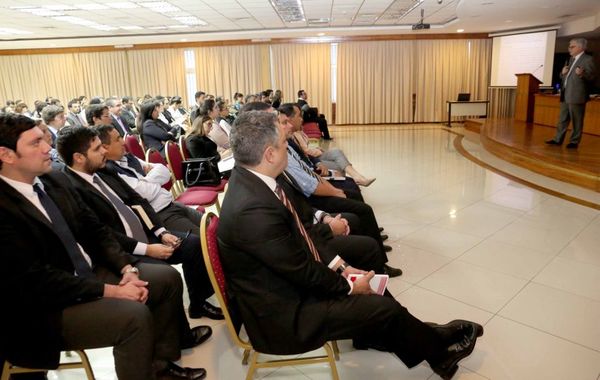 Prosiguió curso de diplomado en Derecho Procesal Constitucional