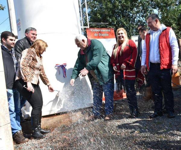 M. OTAÑO: INAUGURAN SISTEMA DE AGUA POTABLE Y AULAS EN EL BARRIO DOMINGO ROBLEDO.