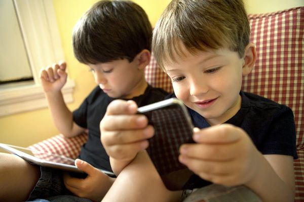 Proponen cambiar tablets y celulares por juegos al aire libre