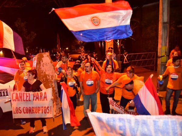 Escrachadores piden la renuncia del vicepresidente Hugo Velázquez