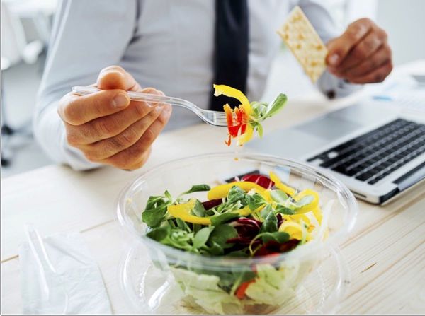 Cómo los padres que trabajan pueden hacer que sucedan las comidas en familia
