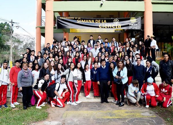 Estudiantes “invaden” feria de ciencia - Locales - ABC Color